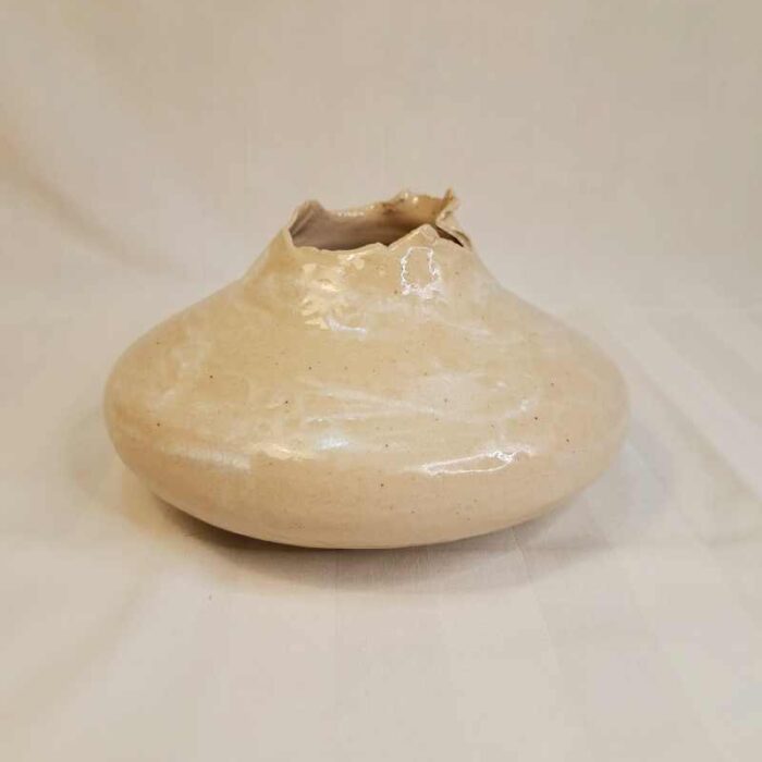 vase_beige_curlyedge1