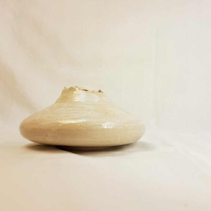 vase_beige_curlyedge2