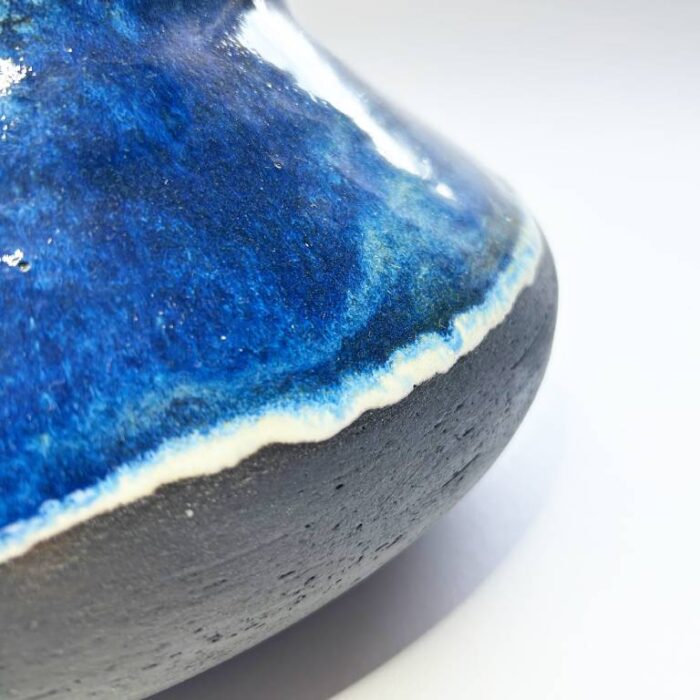 vase_blue_black1